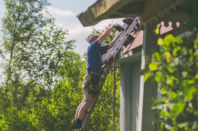 how to walk on a roof securing a ladder